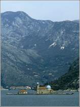 Die kleine, knstliche Insel Gospa od Skrpjela in der Bucht von Kotor ist Teil von Perast und gehrt inzwischen zum Weltkulturerbe. Die heutige Kirche wurde 1632 erbaut und 1722 erweitert. Scan eines Dias vom Frhjahr 1986.
