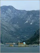 Die kleine, k�nstliche Insel Gospa od Skrpjela in der Bucht von Kotor ist Teil von Perast und geh�rt inzwischen zum Weltkulturerbe. Die heutige Kirche wurde 1632 erbaut und 1722 erweitert. Scan eines Dias vom Fr�hjahr 1986.