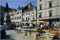 Markt auf dem Gundulić-Platz, links das Denkmal des Dichters Ivan Gundulić. Scan eines Dias aus dem Fr�hjahr 1986.