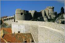 Die Altstadt von Dubrovnik ist von mchtigen Stadtmauern umgeben. Hier die Mauern im Norden der Stadt mit dem die Stadt berragenden Minceta-Rundturm. Scan eines Dias aus dem Frhjahr 1986.


