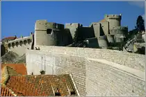Die Altstadt von Dubrovnik ist von m�chtigen Stadtmauern umgeben. Hier die Mauern im Norden der Stadt mit dem die Stadt �berragenden Minceta-Rundturm. Scan eines Dias aus dem Fr�hjahr 1986.

