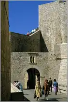 Die Altstadt von Dubrovnik ist von m�chtigen Stadtmauern umgeben. Hier das Ploce Tor. Scan eines Dias aus dem Fr�hjahr 1986.