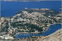 Vom Srd, dem Hausberg Dubrovniks, hat man einen gro�artigen Blick auf die Vorstadt Lapad. Scan eines Dias aus dem Fr�hjahr 1986.