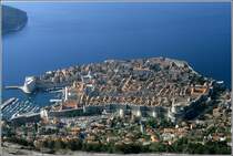 Vom Srd, dem Hausberg Dubrovniks, hat man einen groartigen Blick auf die Altstadt, die zum Weltkulturerbe der UNESCO gehrt. Scan eines Dias aus dem Frhjahr 1986.