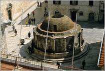 Ein Rundgang ber die Stadtmauern Dubrovniks gibt diesen Blick auf den Groen Onofrio-Brunnen frei. Scan eines Dias vom Frhjahr 1986.