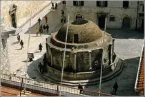 Ein Rundgang �ber die Stadtmauern Dubrovniks gibt diesen Blick auf den Gro�en Onofrio-Brunnen frei. Scan eines Dias vom Fr�hjahr 1986.