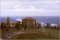 Das Schloss von Aiguines oberhalb des Lac de St. Croix. Scan eines Dias aus dem Fr�hjahr 1981.

