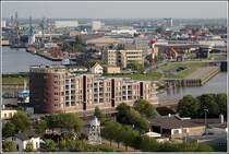 Ein terassenf�rmig angelegtes Wohnhaus f�r  Sehleute  (Architekt: Martin Hecht, Hamburg) in der Geestem�ndung in Bremerhaven mit Blick auf Weser und Fischereihafen (im Hintergrund). In der rechten Bildh�lfte ist das Oberfeuer Geestem�nde und in der linken Bildh�lfte das Oberfeuer Fischereihafen zu sehen. Aufnahmedatum: 28.04.2007