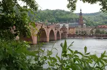 Die Alte Br�cke �ber den Neckar und die Heiliggeistkirche in der Heidelberger Altstadt.
Aufgenommen am 4. Mai 2010.