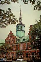 Kopenhagen, die Alte Brse, ein Renaissancebau von 1619-40, mit dem markanten, 54m hohen Turm, war bis 1974 Brse, heute Brorume, Scan von einem 1985 gemachten Dia, Mrz 2012