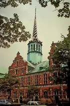Kopenhagen, die Alte B�rse, ein Renaissancebau von 1619-40, mit dem markanten, 54m hohen Turm, war bis 1974 B�rse, heute B�ror�ume, Scan von einem 1985 gemachten Dia, M�rz 2012