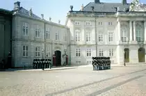 Kopenhagen, Schloss Amalienborg, Wachabl�sung (Juni 1997) - Dia