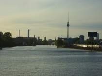 Von der Oberbaumbrcke aus bot sich gestern ein malerischer Anblick von berlin.
Zu sehen ist die mauer (r), Das Rote Rathaus, Dom, Fernsehturm usw
30.4.2007