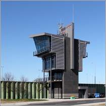 Der Steuerstand der neuen, 2011 erffneten Kaiserschleuse in Bremerhaven steht in der Nachbarschaft des Alten Kraftwerks. 22.03.2012