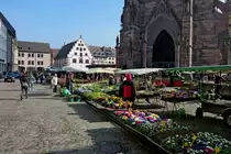 Freiburg im Breisgau, der Markt am M�nsterplatz, t�glich au�er Sonntag von morgens bis mittags, M�rz 2012
