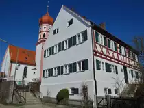 Limbach, Pfarrhaus von 1630 und St. Stephan Kirche, erbaut im fr�hen 16. Jahrhundert, umgebaut 1755 von Joseph Dossenberger im Barockstil (26.03.2012)