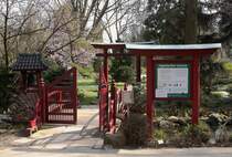 Der Eingangsbereich zum  Japanischen Garten  am Westende des Carl-Duisberg-Parks in Leverkusen, unmittelbar am Gelnde des ChemParks (Bayer-Werk) gelegen. Die Aufnahme entstand am 24.03.2012.