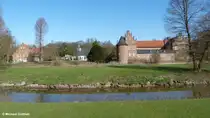 Herten im Ruhrgebiet: Schloss, Schlosskapelle und Wirtschaftsgeb�ude auf den Inseln mit Wassergraben drumherum (M�rz 2012)