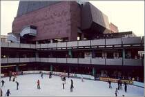 Bis 1979 gab es im Europa-Center in Berlin noch eine Kunsteisbahn. Inzwischen ist die Flche mit einem Glasdach berdacht und bei meinem letzten Besuch gab es dort einen Brunnen. Scan vom Dia.