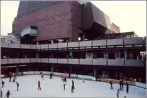 Bis 1979 gab es im Europa-Center in Berlin noch eine Kunsteisbahn. Inzwischen ist die Fl�che mit einem Glasdach �berdacht und bei meinem letzten Besuch gab es dort einen Brunnen. Scan vom Dia.