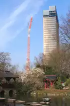 Blick am 24.03.2012 aus dem  Japanischen Garten  in Leverkusen zum im Abriss befindlichen Bayer-Hochhaus.