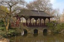 Hausbrcke im  Japanischen Garten  des Leverkusener Carl-Duisberg-Parkes. (Aufnahme vom 24.03.2012)