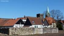 Herten-Westerholt: Alter Dorfkern  Freiheit  mit Fachwerkhusern sowie alter (heute Schlosskapelle) und neuer Kirche St. Martinus (Mrz 2012)