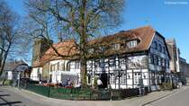 Herten-Westerholt: Das Fachwerkhaus Restaurant/Hotel  Haus Alt Westerholt Anno 1722  mit Biergarten liegt unmittelbar gegenber dem Schloss Westerholt im historischen Ortskern (westflisches Rotenburg), links daneben die alte Kirche St. Martinus, jetzt Schlosskapelle (Mrz 2012)