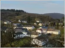 Lellingen vom Aussichtspunkt  Geeselee  aus gesehen. Weil dieses Dorf seinen urspr�nglichen und authentischen Charakter erhalten hat, wurde es vom Kulturministerium zum Modelldorf ernannt und steht quasi unter Denkmalschutz. 20.03.2012 (Jeanny)