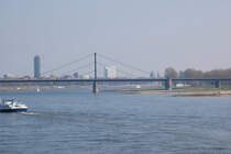 Blick vom rechten Rheinufer in Dsseldorf Golzheim nach sdwest, auf die Altstadtsilouette und die Theodor-Heuss-Brcke mit dem Rheinbogen. 6.4.2012