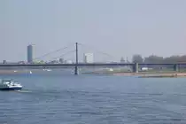 Blick vom rechten Rheinufer in D�sseldorf Golzheim nach s�dwest, auf die Altstadtsilouette und die Theodor-Heuss-Br�cke mit dem Rheinbogen. 6.4.2012