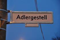 BERLIN, 26.11.2011, lt. Wikipedia mit 11,9 km die lngste Strae der Stadt. Der Ausdruck „Gestell“ wird fr die im Wald ausgehauenen Schneisenwege der Forstwirtschaft genutzt. Dieses Straenschild wurde beim S-Bahnhof Adlershof fotografiert.