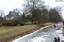 Eislaufen auf der Issel, daneben Kloster und Kirche von Marienthal, ein kleines �rtchen n�rdlich von Schermbeck im M�nsterland (Februar 2012) - sehenswert ist auch der regelm��ig im November stattfindene Martinsmarkt.