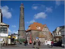 Der 60 m hohe Gro�e Leuchtturm von Borkum steht im Ortszentrum. Scan eines Dias vom April 2005.