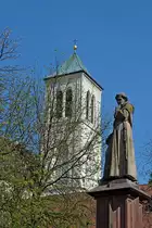 Freiburg im Breisgau, Blick �ber das Bertold-Schwarz-Denkmal am Rathausplatz zum Turm der Martinskirche, M�rz 2012
