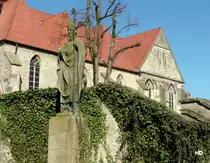 Statue des hl.Brictius vor der Pfarrkirche in Sch�ppingen