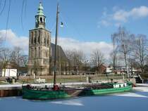 Nordhorn - Museumsschiff im alten Hafen der Vechte. Im Hintergrund die ev.-ref.Kirche.  
