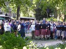 Kempen Altstadt: Internationale Mannschaften reisen an, um an den Highland-Games teilzunehmen. Hier die Siegerehrung nach dem ersten Tag. Park am Franziskaner-Kloster, 05.05.2007
