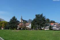 Essen-Kettwig - Blick vom Ruhrufer ber den Mhlgraben (hinter den Bumen) auf die Altstadt mit ev. Kirche (April 2012)