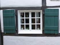 Essen-Kettwig - Beim Aufstieg auf den Kirchberg kommt man an diesem Fenster vorbei (April 2012)