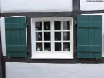 Essen-Kettwig - Beim Aufstieg auf den Kirchberg kommt man an diesem Fenster vorbei (April 2012)