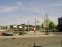 Kempen: Grozgige Abstellmglichkeit fr Fahrrder am Bahnhof. Von hier aus geht es per Zug in 7 Minuten nach Krefeld oder weiter nach Dsseldorf. In die andere Richtung fhrt man nach Kleve bzw. in Richtung Niederlande. 05.05.2007