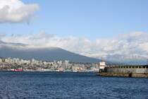 Nord Vancouver Mitte Mrz 2012 gesehen vom Stanley Park.
Im Hintergrund ragen die Rocky Mountains empor.