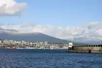 Nord Vancouver Mitte M�rz 2012 gesehen vom Stanley Park.
Im Hintergrund ragen die Rocky Mountains empor.