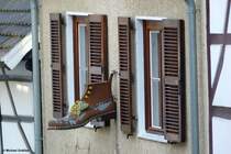 Essen-Kettwig - dieser alte Schuh weist auf ein Schuhgeschft in der Altstadt hin (April 2012)