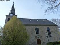 Essen-Kettwig - ev. Kirche, die von einigen schnen alten Husern rund um den Marktplatz umgeben ist (April 2012)