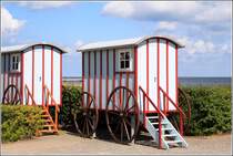 Bansin, Badekarren erinnern an der Strandpromenade an die Anfnge des Seebades. 26.08.2005