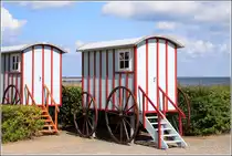 Bansin, Badekarren erinnern an der Strandpromenade an die Anf�nge des Seebades. 26.08.2005
