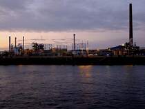 Industrieanlage in den Abendstunden bei Emmerich;110827