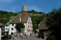 Kaysersberg, die Ruine der Stauferburg hoch �ber der Stadt, darunter des Badhaus aus dem Jahr 1600, Aug.2011
